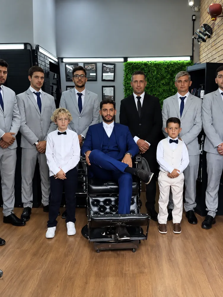 Noivo e convidados na Duck’s Barber