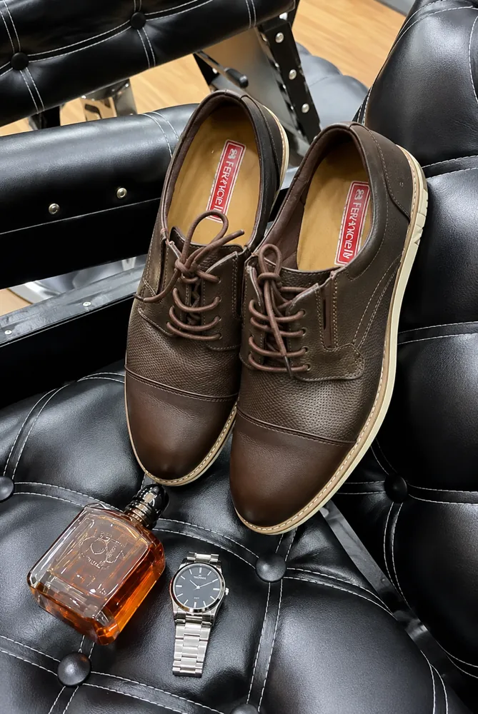 Sapatos, relógio e perfume preparados para o grande dia