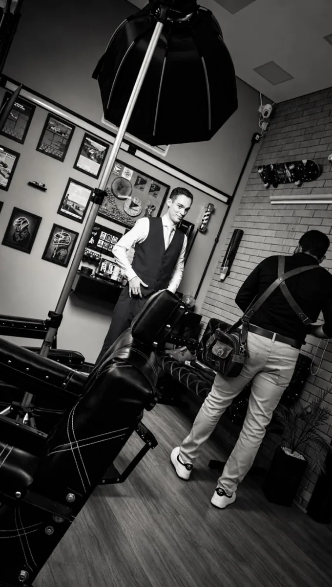 Preparação do noivo na Duck’s Barber em fotografia preto e branco